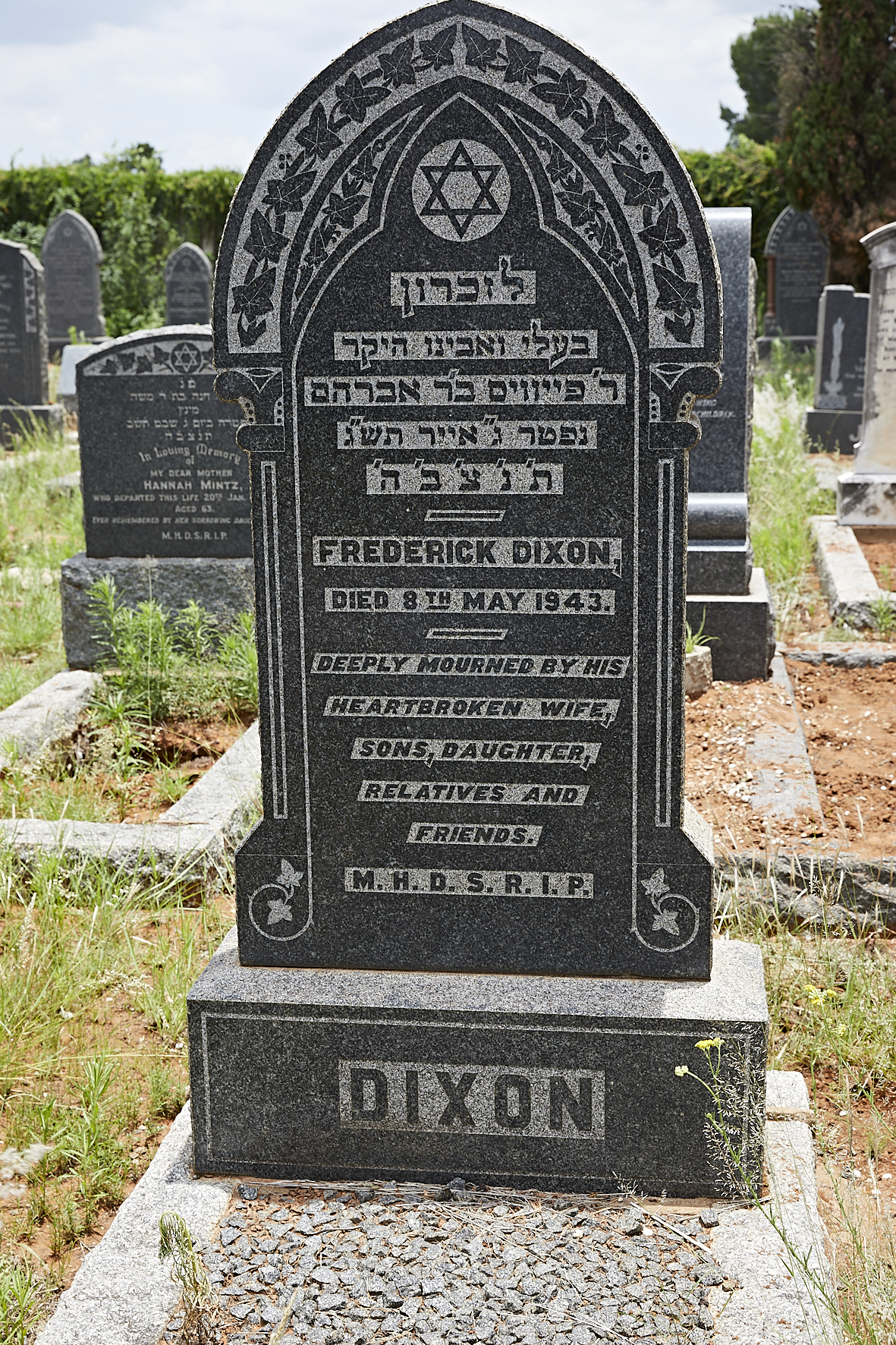 graves/new_tombstone/DIGSB39995.jpg